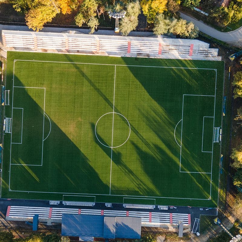 Bilde tatt ovenifra av en fotballbane